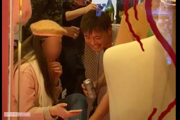 女性の膝に手をかけ親密そうな様子をみせる成宮寛貴