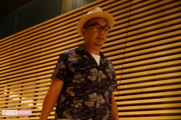 打ち上げ会場に出入りする木下