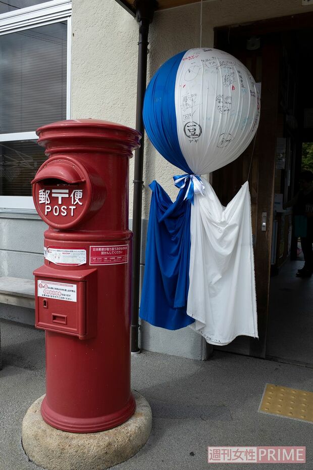 岩村駅の半分青いてるてる坊主