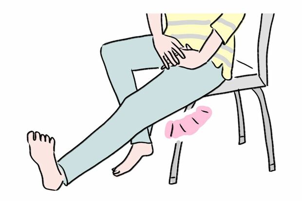 床にかかとをつけて伸ばしてもOK。この場合も、片足30秒を3回ずつ行ってください。（イラスト／黒猫まな子）