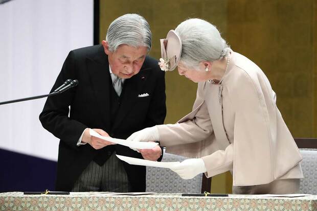 「在位30年記念式典」で陛下がおことばを述べられた際に美智子さまが“フォロー”された場面（2月24日）