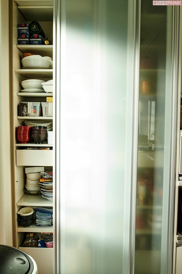 食器棚も取り出しやすいスライド式