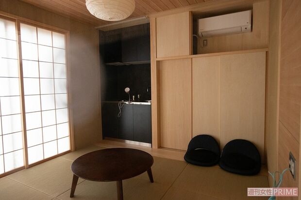 畳に和紙でできたランプと、趣あるしつらえが魅力の和室。ここにも親子で宿泊することが可能だ（撮影／齋藤周造）