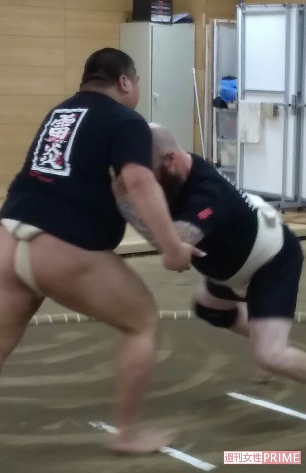 体格のいい外国人男性が力強くぶつかる