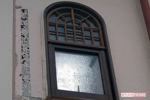 大家族が住む一軒家の窓には、元々「教会」だった名残がある