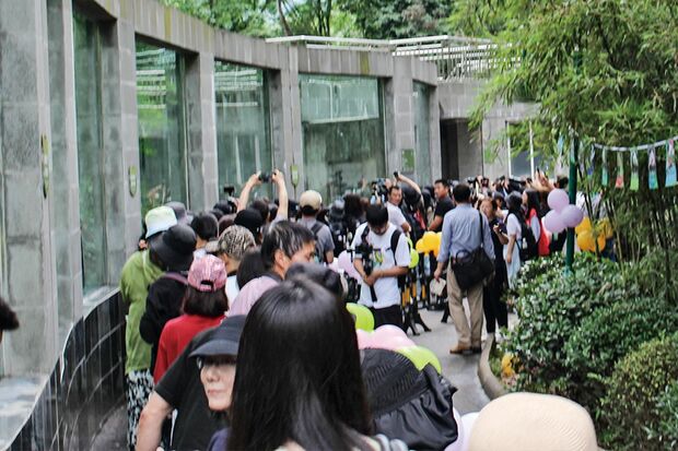 観覧エリアに並ぶファン。ガーランド装飾も　撮影／MESTY