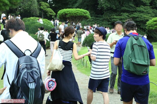ロンドンブーツ淳が新宿御苑でピカチュウに夢中になる人々のなかに！