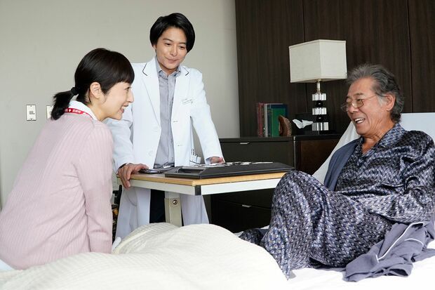 病床で気難しさの増した花山院長とも良好な関係を築くリカの狙いとは？　(c)フジテレビ