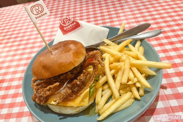 ランチでも人気の『ドムドムバーガー』丸ごとカニバーガー。昼間から殺生な……。ランチとしてはまあまあ高い！