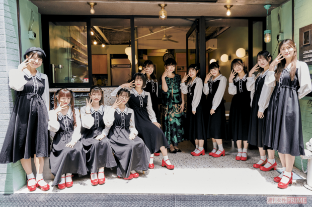 プロデュース中のアイドルグループ「milk&honey」のメンバーたちと。12人のメンバー構成で、グループ名は岡本が命名した