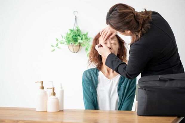 化粧品や美容に関する知識が増え、仕事上で顧客と接する時に説得力が増すなど役立つ資格だ（写真はイメージです）