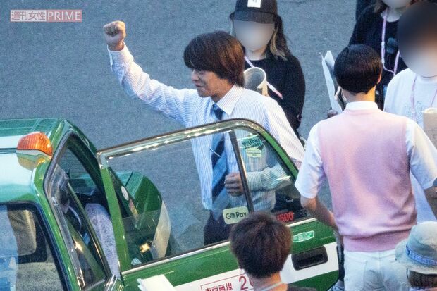 ドラマ『だが、情熱はある』撮影中の高橋海人、タクシーに乗り込むシーンを撮影