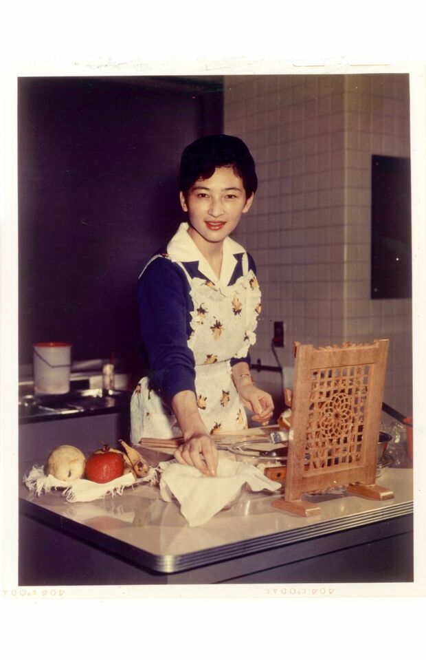 東宮御所のキッチンに立たれる27歳の美智子さま。ご家族に手料理を振舞われていた(宮内庁提供)