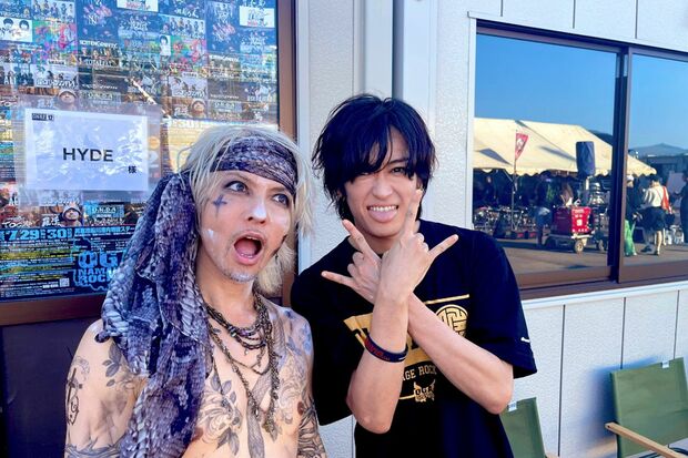 7月29日に『男鹿ナマハゲロックフェスティバル』に出演したhyde。オメでたい頭でなによりの赤飯と（赤飯のツイッターより）