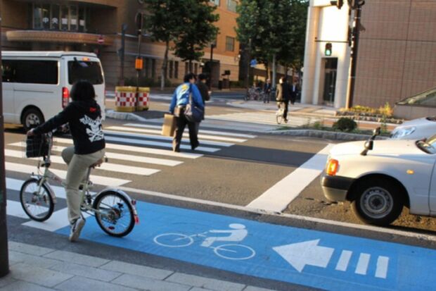 日本でも一部地域で停止線が車より前に