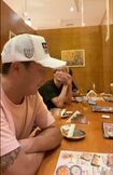 インスタライブ中にTシャツの下からタトゥーをのぞかせる東谷義和氏(公式インスタグラムより)