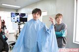 撮影の合間には、スタッフと談笑し、２人が現場を盛り上げる場面も　