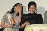 映画『旅猫リポート』公開記念舞台挨拶で広瀬アリスと楽しそうに談笑する竹内結子さん（'18年10月）