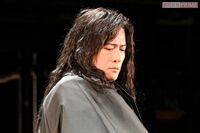 稲垣吾郎、主演舞台『サンソン ―ルイ16世の首を刎ねた男―』を好演中!舞台衣装に長髪ウィッグ「キラキラ…