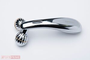 肌の上でコロコロ転がすタイプの美顔器。本来は美容用だが、杉浦さんは目覚ましがわりに