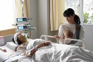 脳挫傷で意識が戻らないサクラ。同期の仲間が訪れては、ともに過ごした日を思い出していく (c)日本テレビ