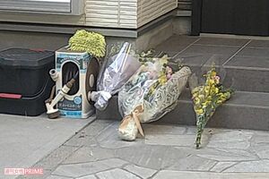 高橋徳弘さん、希美江さんの自宅前には献花が