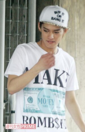 タバコを燻らせる中山優馬('14年)