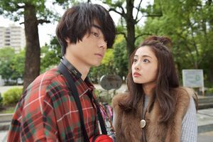 『地味にスゴイ！校閲ガール・河野悦子』（日本テレビ系・水曜夜10時〜）で共演する石原さとみと菅田将暉　(c)日本テレビ