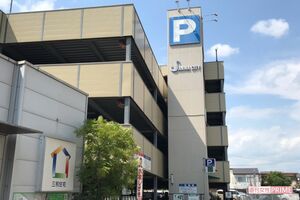 安倍元首相銃撃事件の弾痕が残る立体駐車場