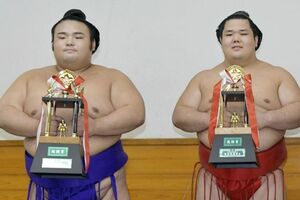 2017年秋場所千秋楽。殊勲賞の貴景勝（左）と敢闘賞の阿武咲（右）写真／共同通信社