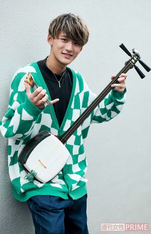 津軽三味線を手にする中村滉己（撮影／山田智絵）