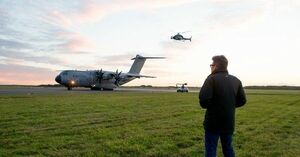 滑走路で、トムが飛び乗る軍用機を見つめるクリストファー・マッカリー監督 (c)2015 Paramount Pictures.All Rights Reserved.