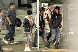 '12年に麻布十番で目撃した“赤西軍団”メンバー。山下（右端）の後ろに赤西と弟の礼保が。左端の男性がJ氏