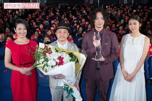 映画『日本で一番悪い奴ら』のヒット記念イベントにて。左から1人目が矢吹春奈、2人目が白石和彌監督