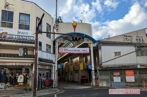 ソシオ一番街に展示されたウエストランドの垂れ幕