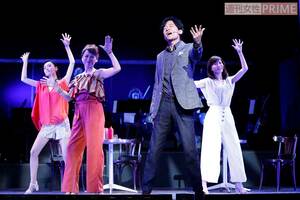 共演は安寿ミラ、北村岳子、中島亜梨沙。実は4人とも血液型がバラバラだそうだが、息はぴったり 撮影/廣瀬靖士