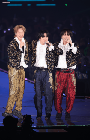 『weeeek』で会場を煽りながら跳びはねる3人。つられてファンも一緒にジャンプ!（撮影／齋藤周造）