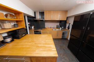 10数年前のリフォームの際、隣の部屋とのあいだの壁を取り払い、広いキッチンスペースを確保。キッチン中央には大きな作業テーブルを配置した、回遊動線が特徴的 撮影/伊藤和幸