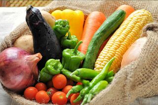 「生で野菜を食べても栄養素のムダ」栄養士が明かす驚きの真実…！ 意外だけど簡単な吸収率アップ法は“野菜＋ヨーグルト”だった