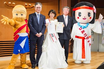 せんとくん(奈良県のマスコットキャラ)、ひみこちゃん(桜井市のマスコットキャラ)らとともに記念写真