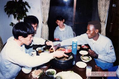 上田さん宅で鍋を囲むオツオリさん(右端)ら