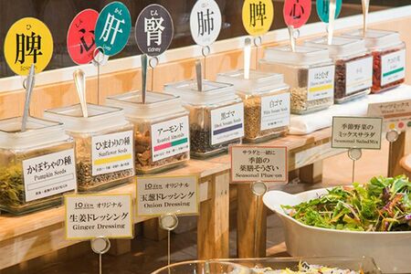 薬膳レストラン「10ZEN」のサラダバーコーナー