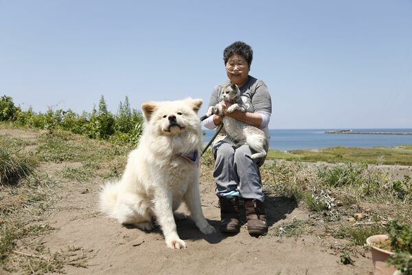 日本海をバックに、亡きグレ子とわさおと菊谷節子さんの貴重な3ショット　撮影／竹内摩耶