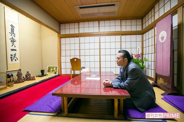 記念館の仏壇前には多くのファンが訪れる　撮影／伊藤和幸