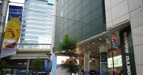  現在の池袋・東急ハンズ前。事件を知らない若い人が通り過ぎていく（’99年・池袋通り魔事件）