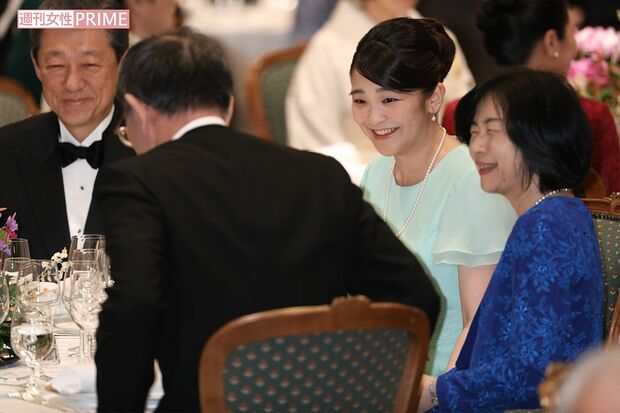 守谷絢子さんの披露宴で談笑される小室眞子さんと“ねぇね”こと黒田清子さん（'18年10月）