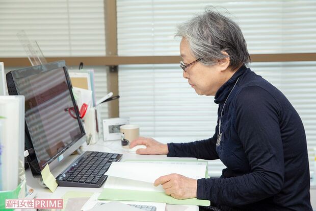 電話取りや事務処理などの仕事をこなすヤヱさん