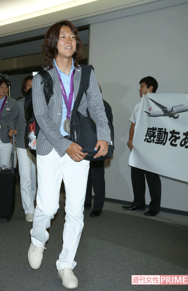 ロンドン五輪で銀メダルを首から下げて凱旋帰国