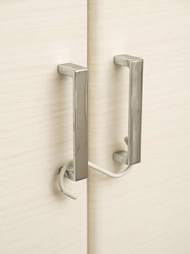 クローゼットなどの取っ手に100均のS字フックをかけて、開くのを防止。寝室だけでなく、キッチンの開き戸などにも対策しておくとよい