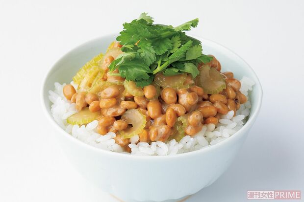 納豆とセロリのパクチー丼　撮影／矢島泰輔